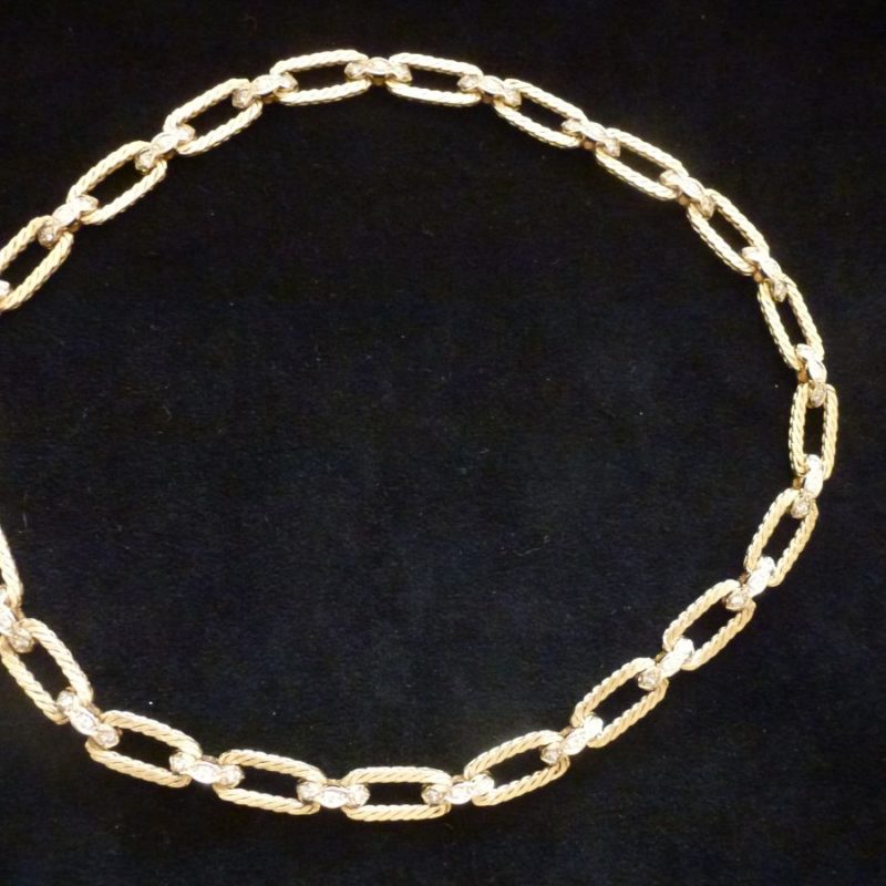 Collier or mat et brillants
