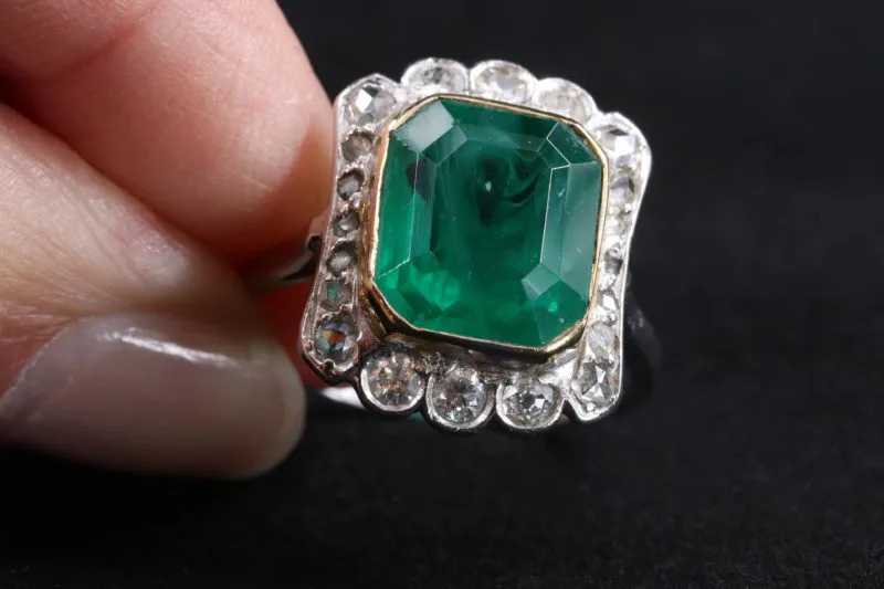 Bague 1925 platine, or jaune, émeraude et diamants – Image 3