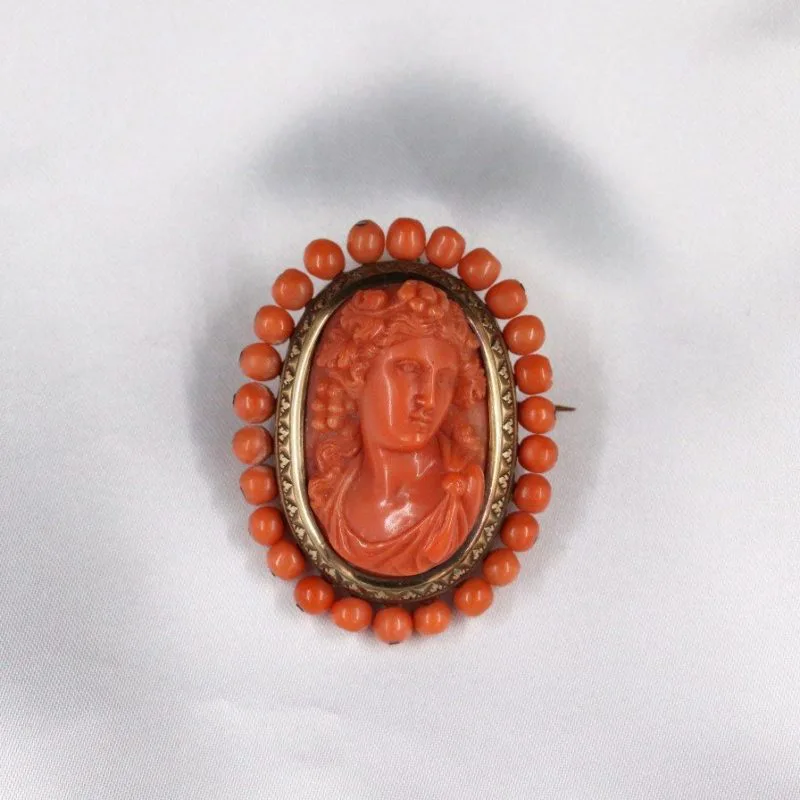 Broche camée corail