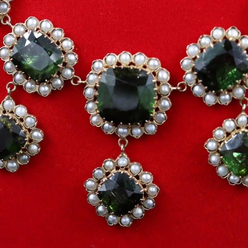 Détail collier péridots et perles fines