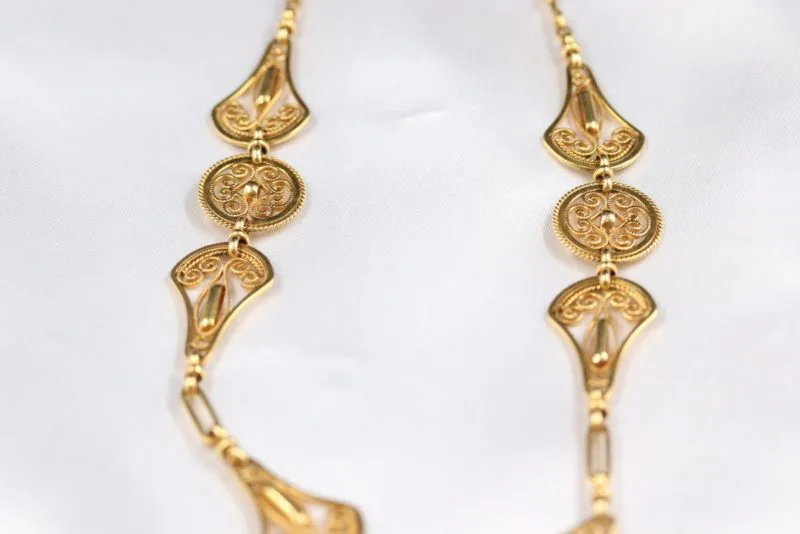 Détail collier collerette or avec pendeloques