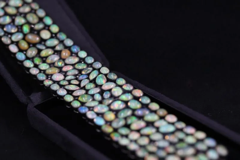 Large bracelet argent noirci, opales et brillants