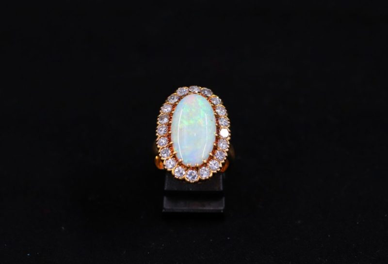 Bague Pompadour opale entourage diamants
