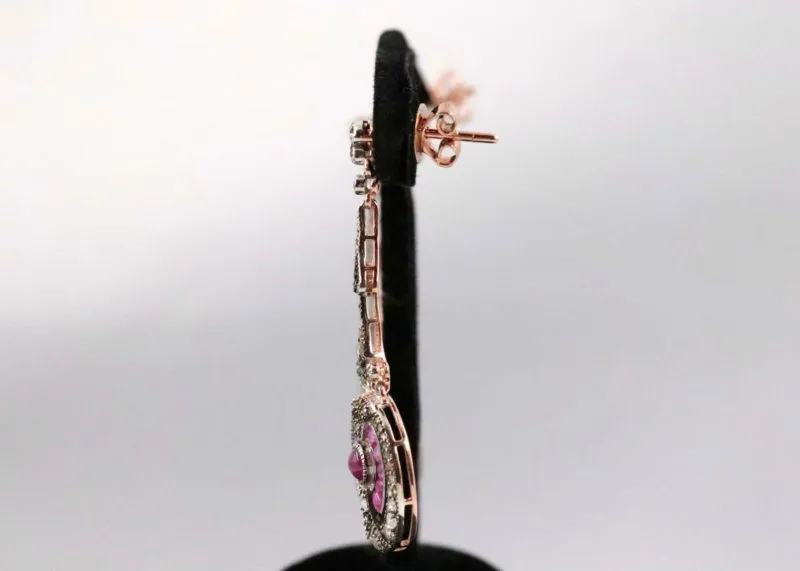 Profil boucles d'oreilles pendantes rubis et diamants style 1920