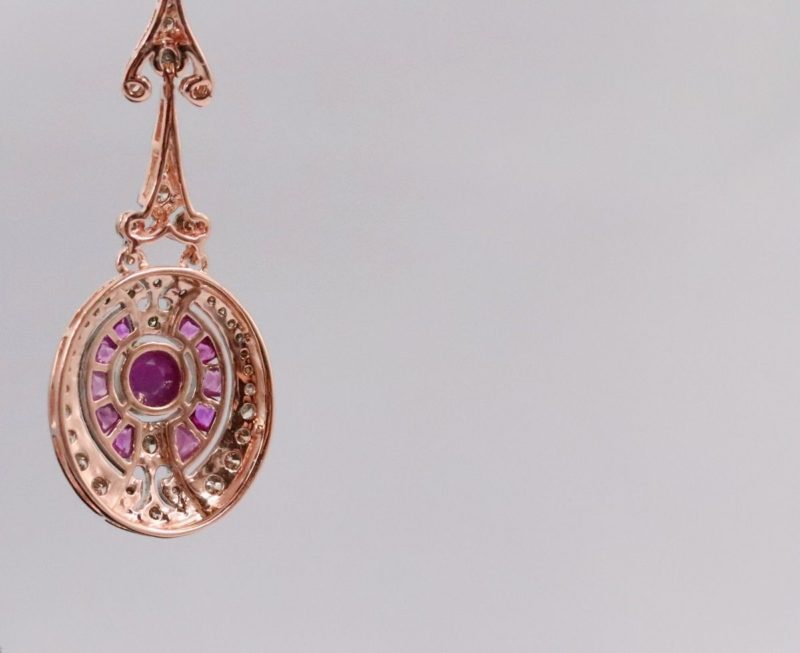 Dos boucles d'oreilles pendantes rubis et diamants style 1920