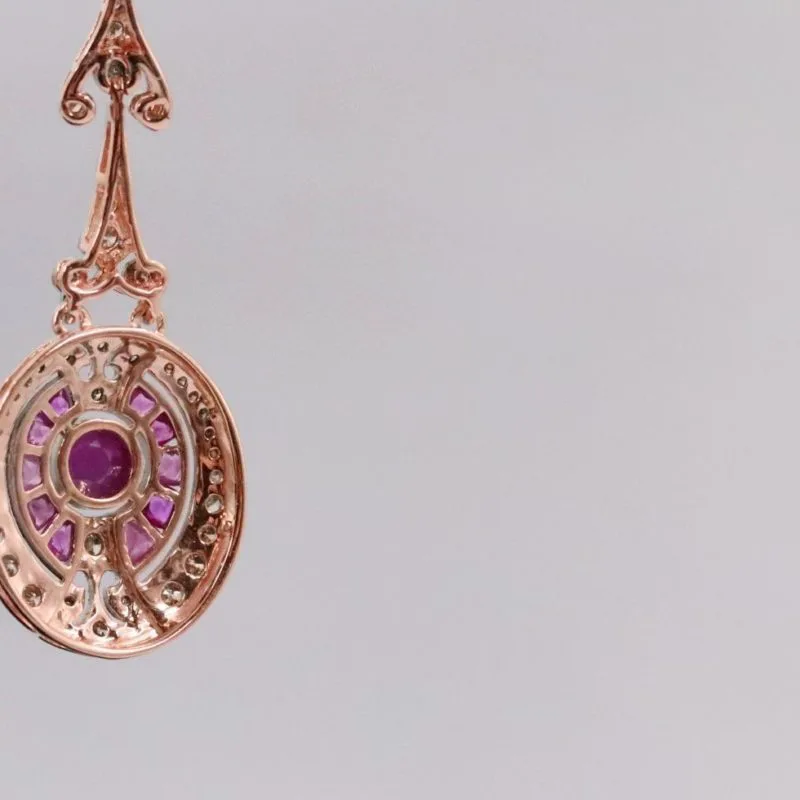 Dos boucles d'oreilles pendantes rubis et diamants style 1920