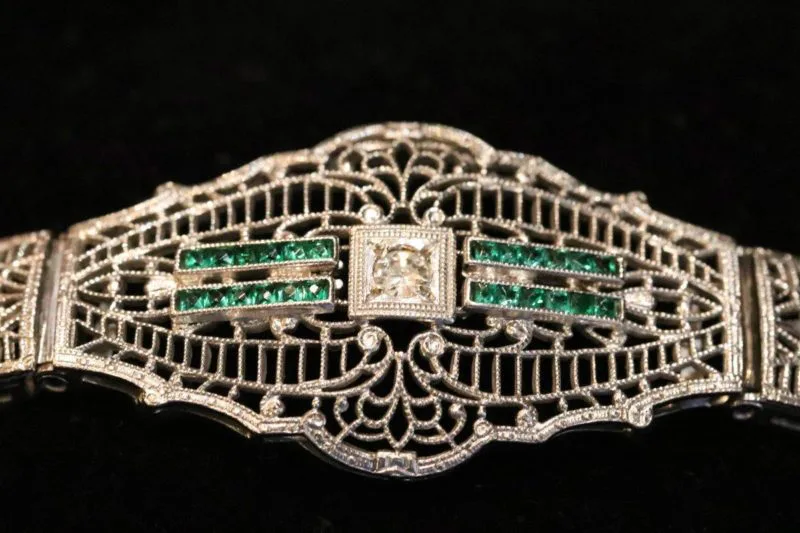 Motif central bracelet 1925 diamants émeraudes