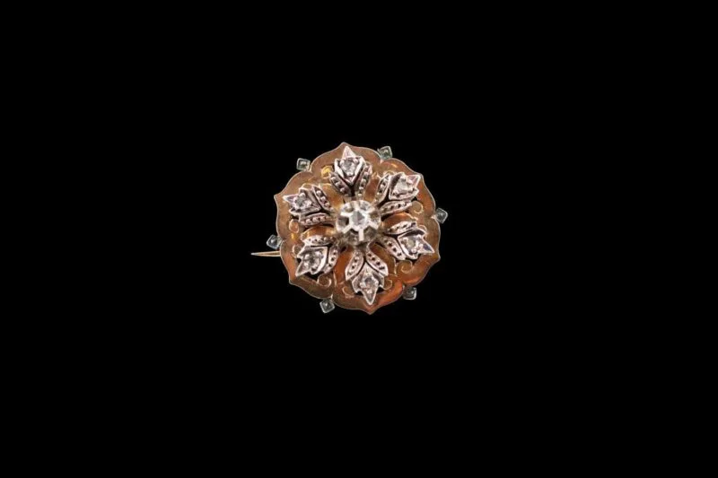 Broche ronde or rose sertie de roses de diamants