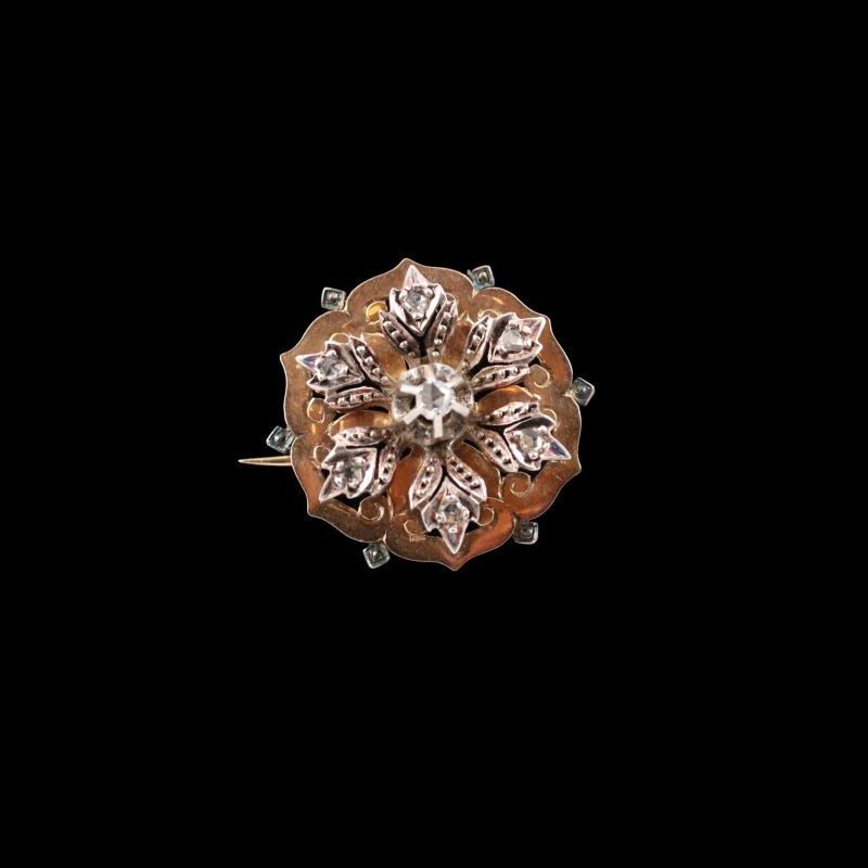 Broche ronde or rose sertie de roses de diamants