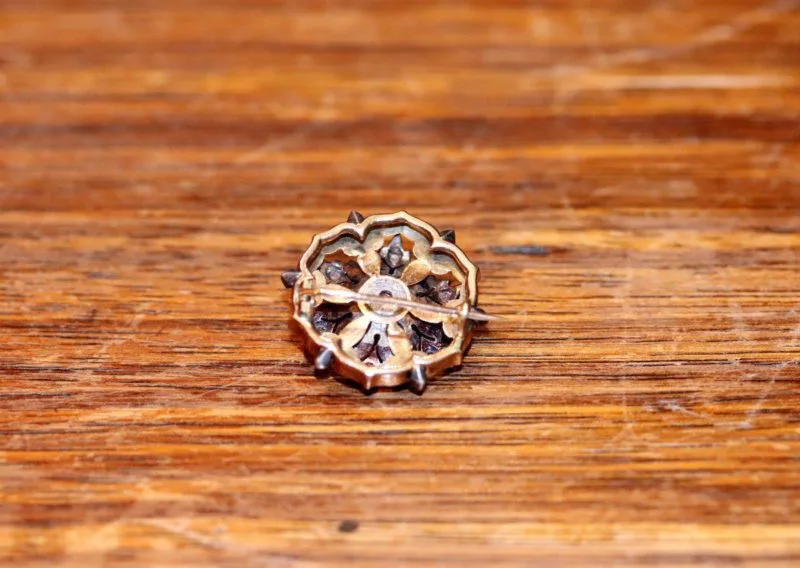 Dos broche ronde or rose XIXe