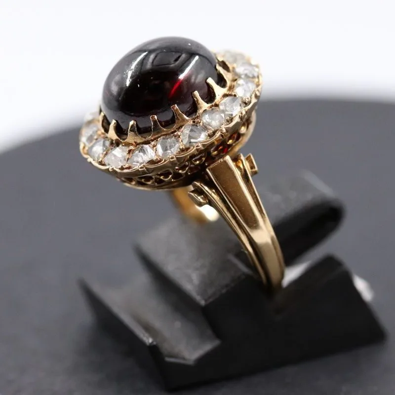Bague cabochon grenat et entourage diamants XIXe