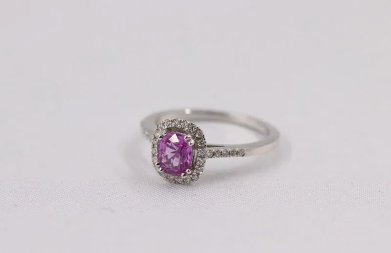 Bague contemporaine or blanc brillants et saphir rose