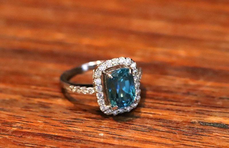 Magnifique bague zircon bleu et diamants