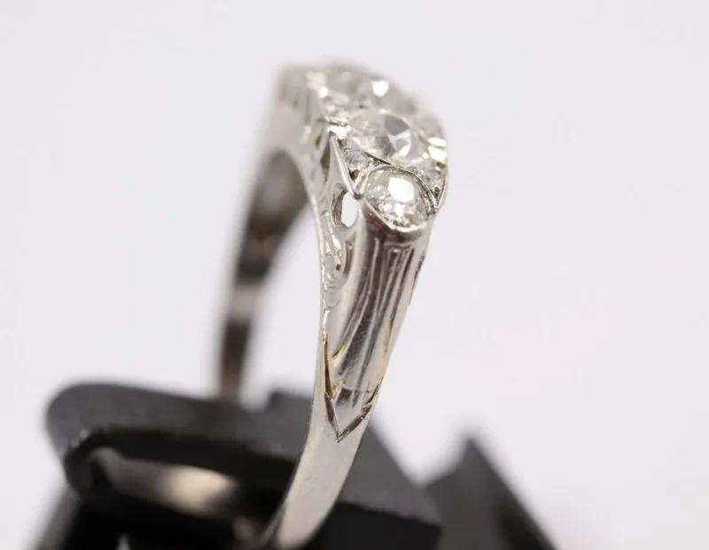Détail anneau bague jarretière