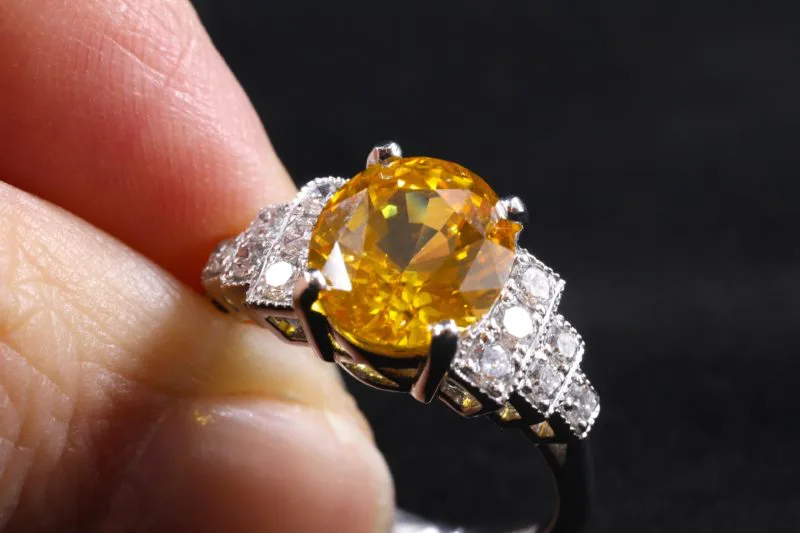 Bague Saphir jaune épaulée de diamants