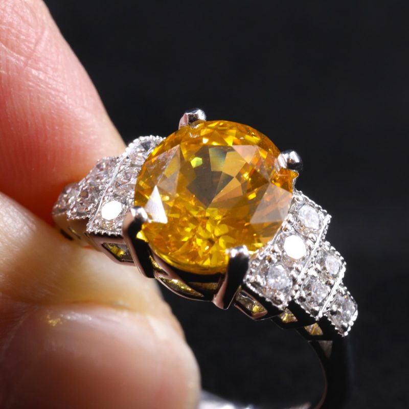 Bague Saphir jaune épaulée de diamants