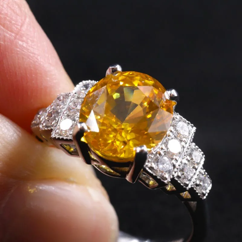 Bague Saphir jaune épaulée de diamants