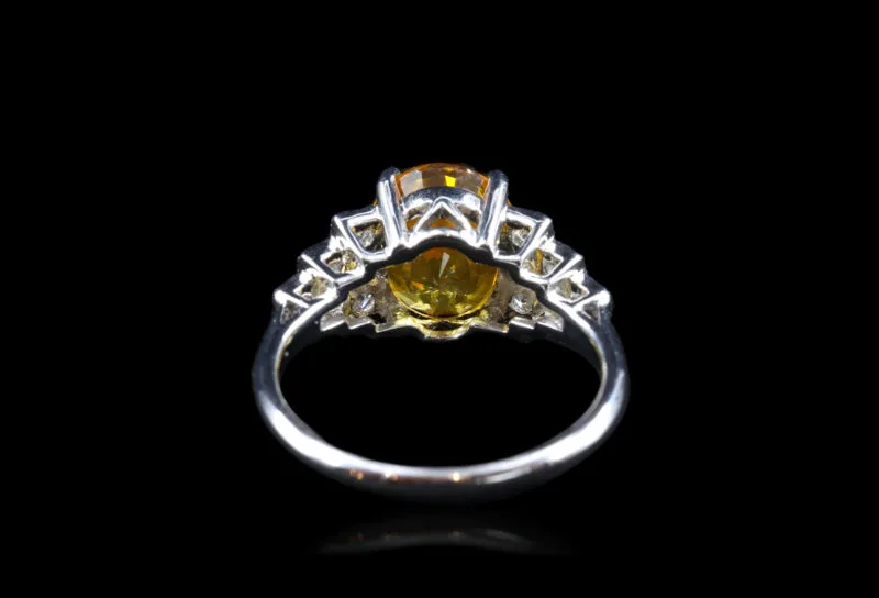 Panier bague saphir jaune épaulée de diamants