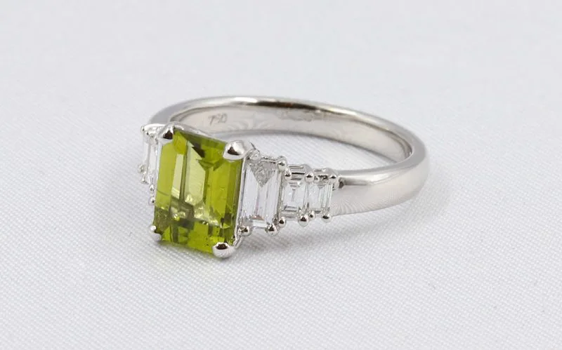 bague-péridot-épaulée-de-diamants