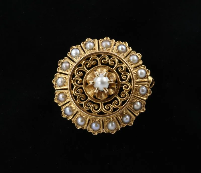 Broche ronde or et perles fines