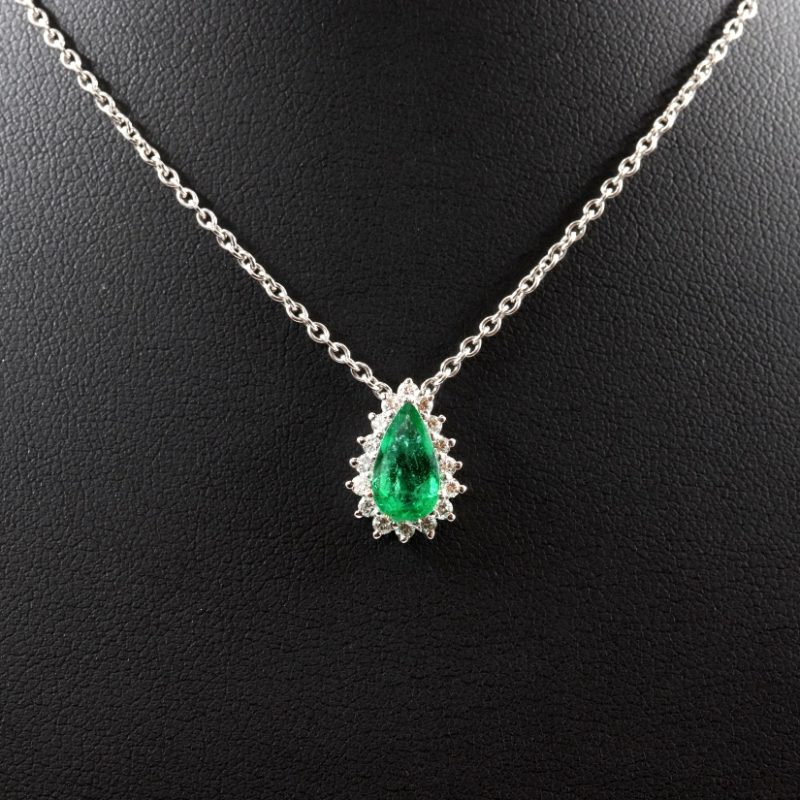 Collier pendentif émeraude poire entourage diamants