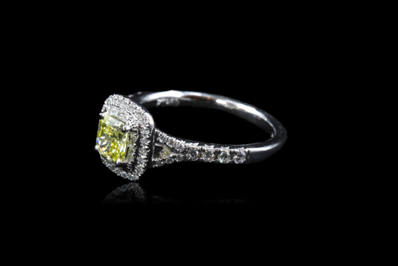 Profil bague diamant jaune entouré de diamants blancs