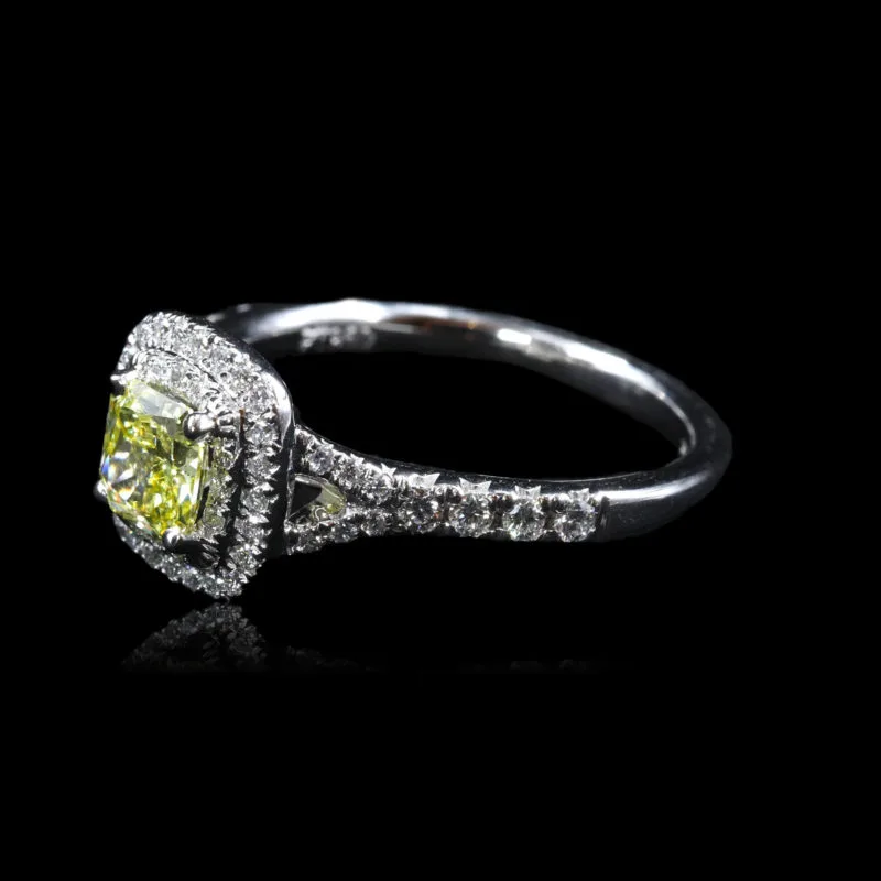 Profil bague diamant jaune entouré de diamants blancs