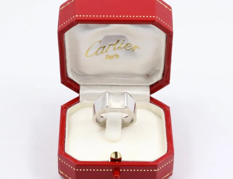 Bague Cartier Tank pierre de lune écrin