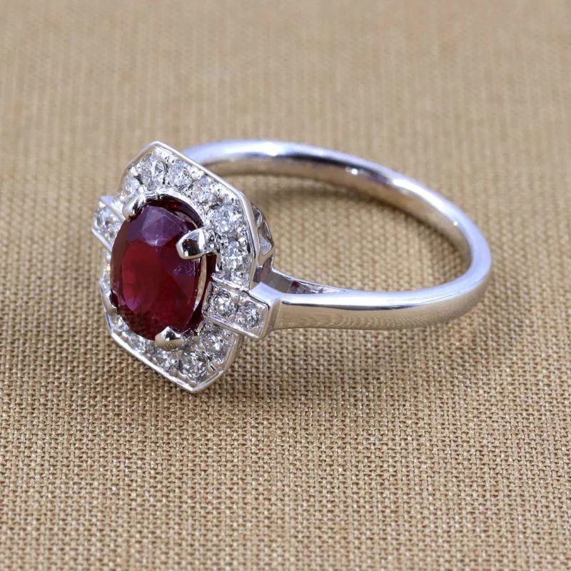 Bague d'inspiration art déco rubis entourage diamants