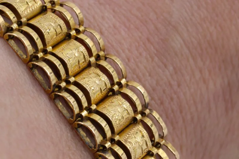 Bracelet articulé en or porté