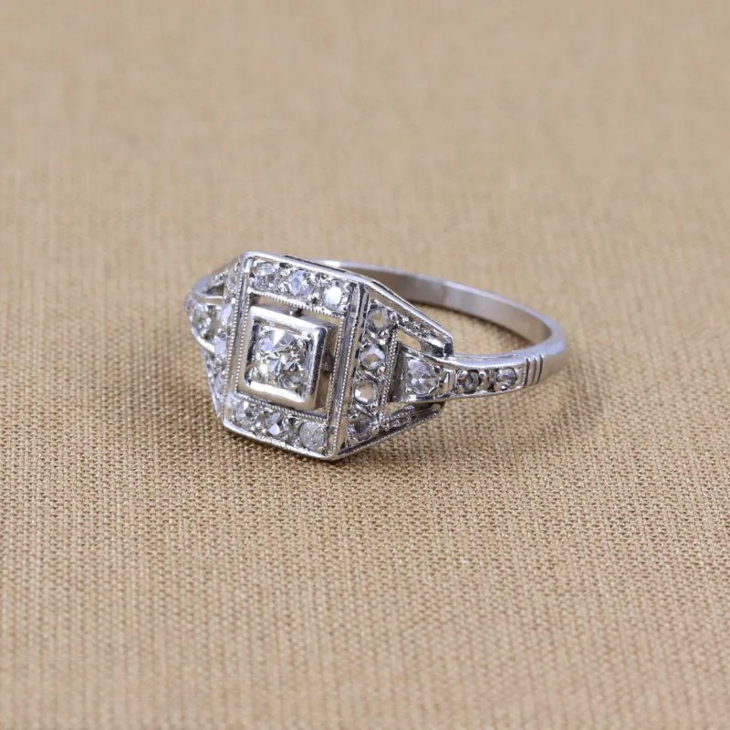 Profil bague art déco carrée avec diamant central