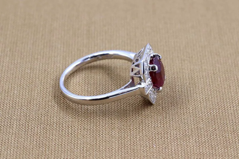 Profil bague rubis oval et diamants