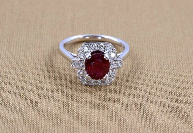 Superbe bague entourage rubis diamants inspiration art déco