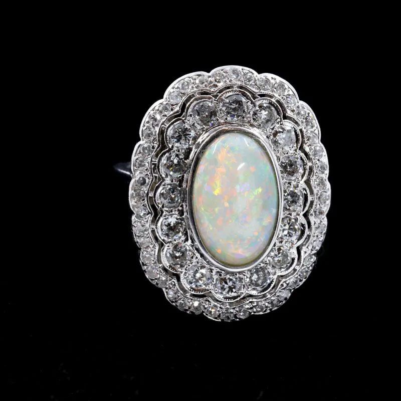 Bague 1925 platine, opale et diamants en entourage