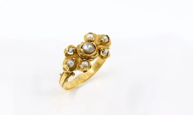 Bague or jaune et perles du XVIIIe siècle