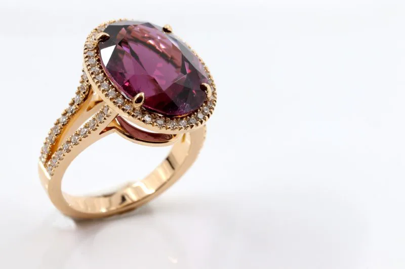 Grosse bague tourmaline entourage petits diamants