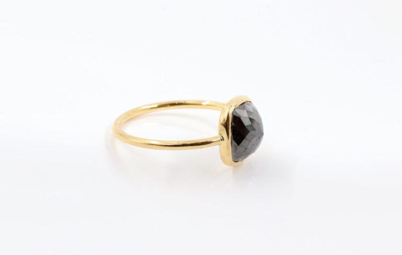 Profil bague diamant noir facetté sur or jaune