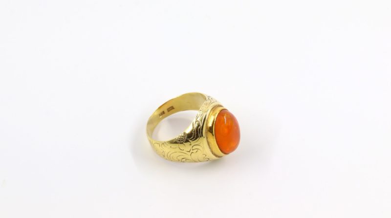 Bague anglaise forme chevalière à cabochon d'opale de feu