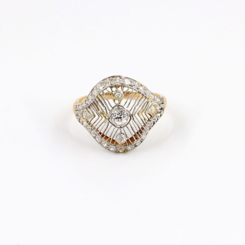 Bague années 1920 platine ajouré et nervuré