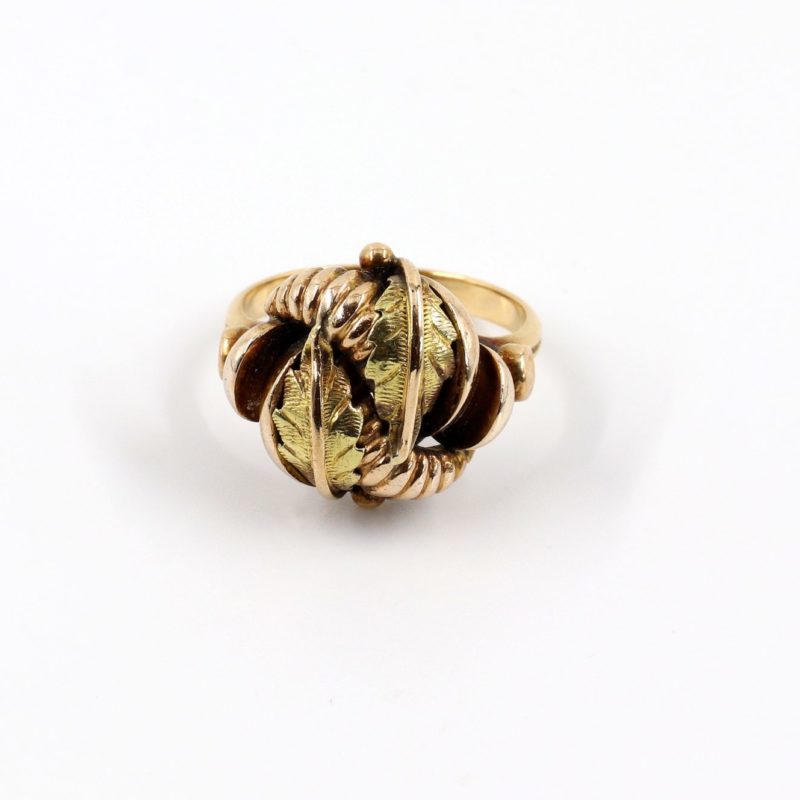 Originale bague 1900 en or ciselé