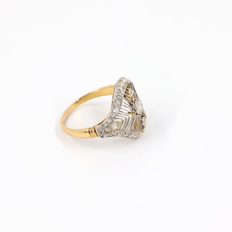 Profil bague dentelle de platine des années 1920