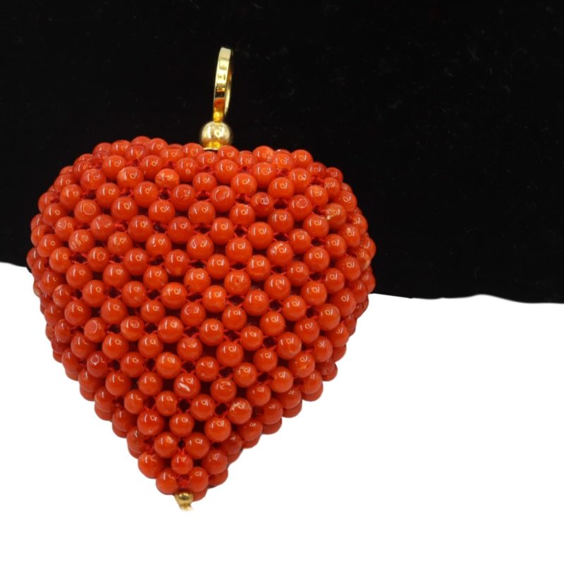 Coeur corail sur coussin