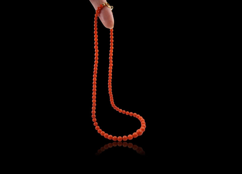 Collier corail fond noir