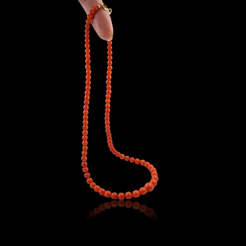 Collier corail fond noir