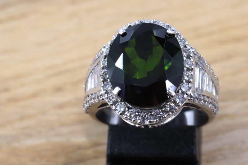 Bague diamants baguette et tourmaline verte