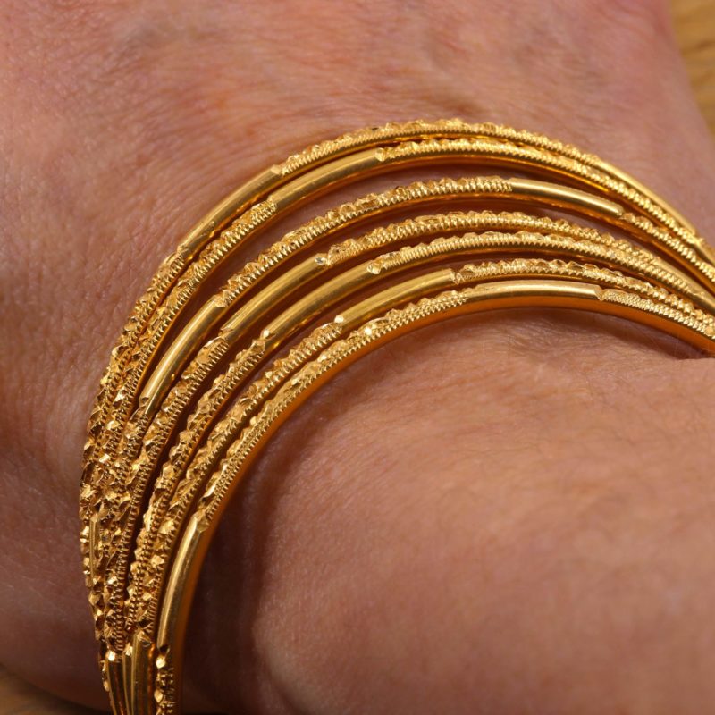 Bracelet semaine or ciselé porté