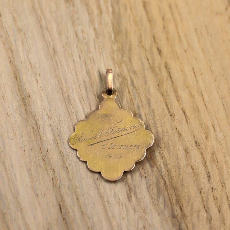 Gravure au dos d'une médaille ancienne