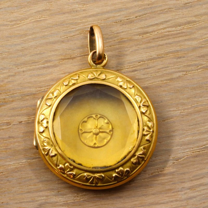 Médaillon or et verre orné de trèfles
