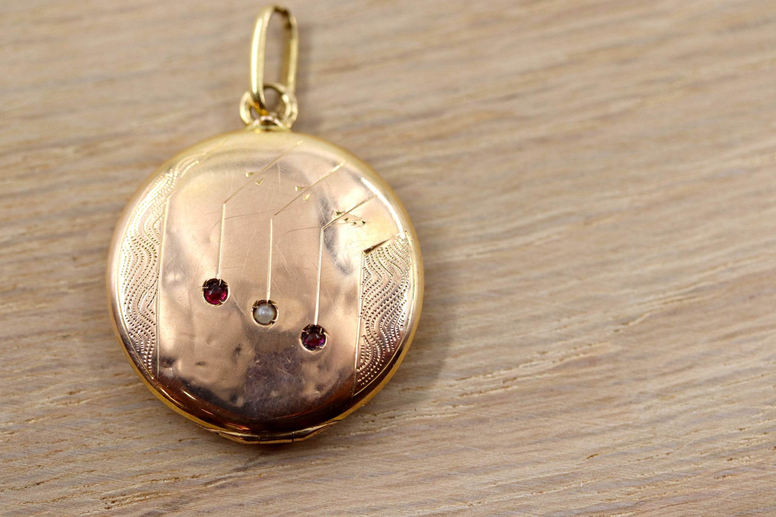 Pendentif Cœur Médaillon Plaqué Or – Lettre V, 1,5 Cm, Bel état