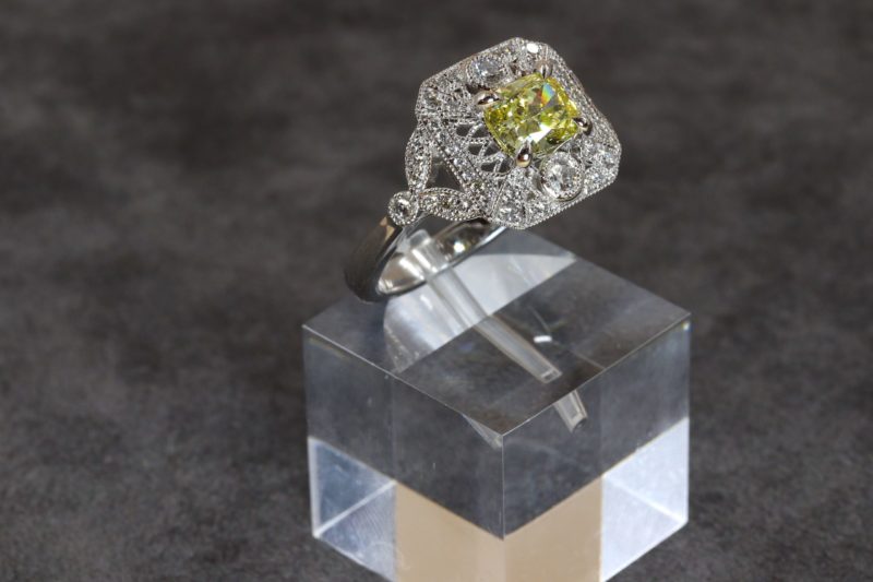 Bague diamant jaune, diamants et or blanc